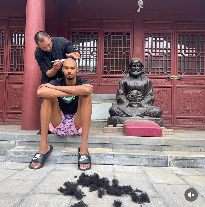 文班亚马晒少林寺之旅照，天安门留影获289万点赞