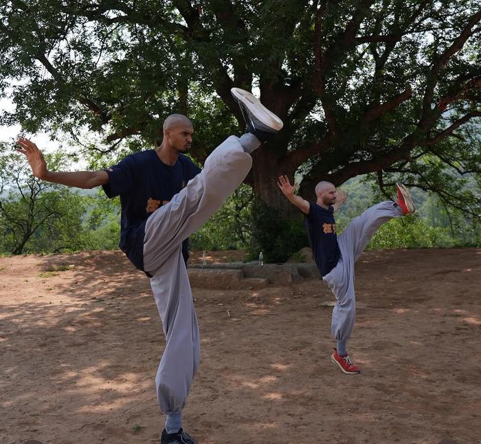文班亚马晒少林寺之旅照，天安门留影获289万点赞