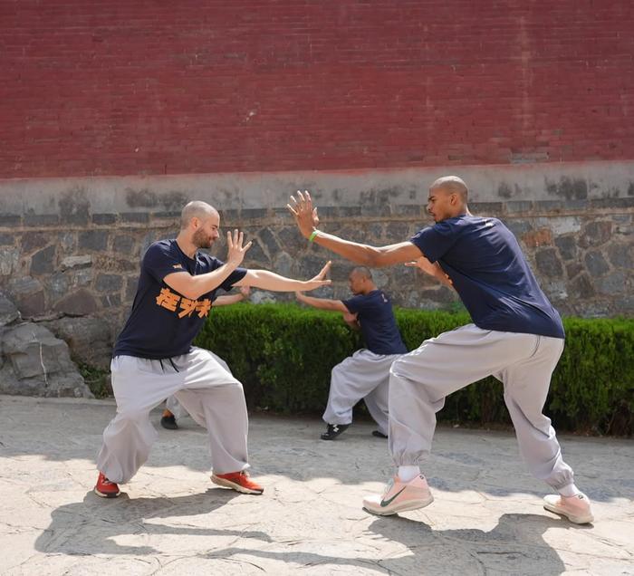 文班亚马晒少林寺之旅照，天安门留影获289万点赞