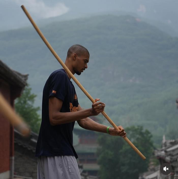 文班亚马晒少林寺之旅照，天安门留影获289万点赞