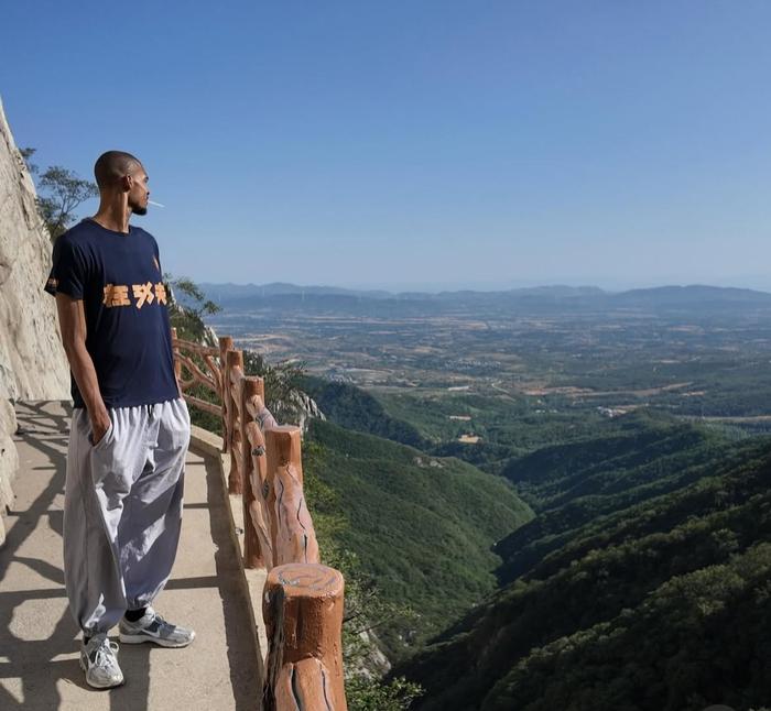 文班亚马晒少林寺之旅照，天安门留影获289万点赞