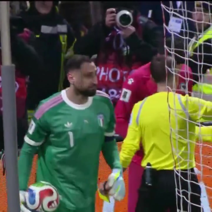 乐鱼体育-图片报：点球大战多纳鲁马“抢走”波黑门将小抄，与对方发生争执