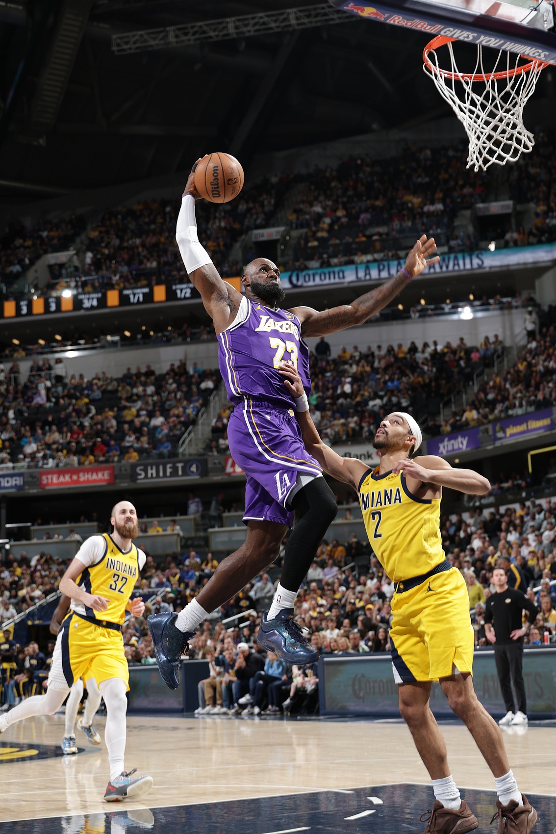 乐鱼体育官方网站-老詹留不留？真给小里2.4亿？湖人季后赛成走过场 夏天只能开盲盒